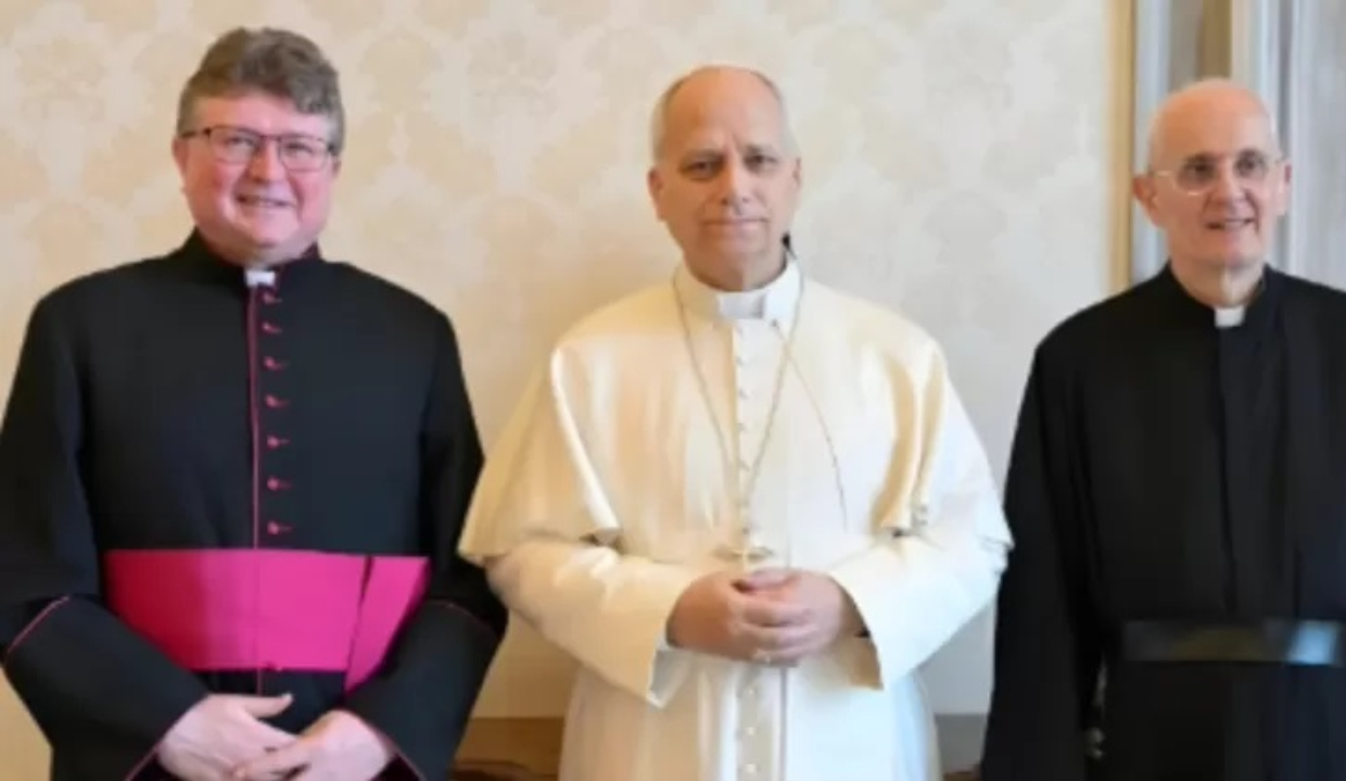 Líderes da AIE ao lado do Papa Leão 14