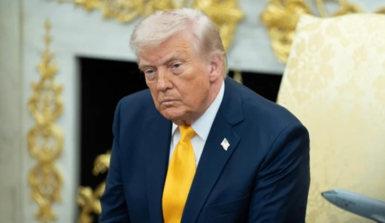 Donald Trump, presidente dos EUA, sério, sentado, sem olhar para a câmera