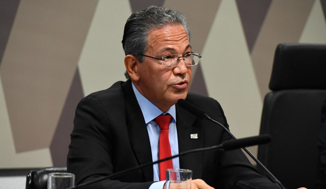 ministro Mauro Campbell Marques falando em microfone