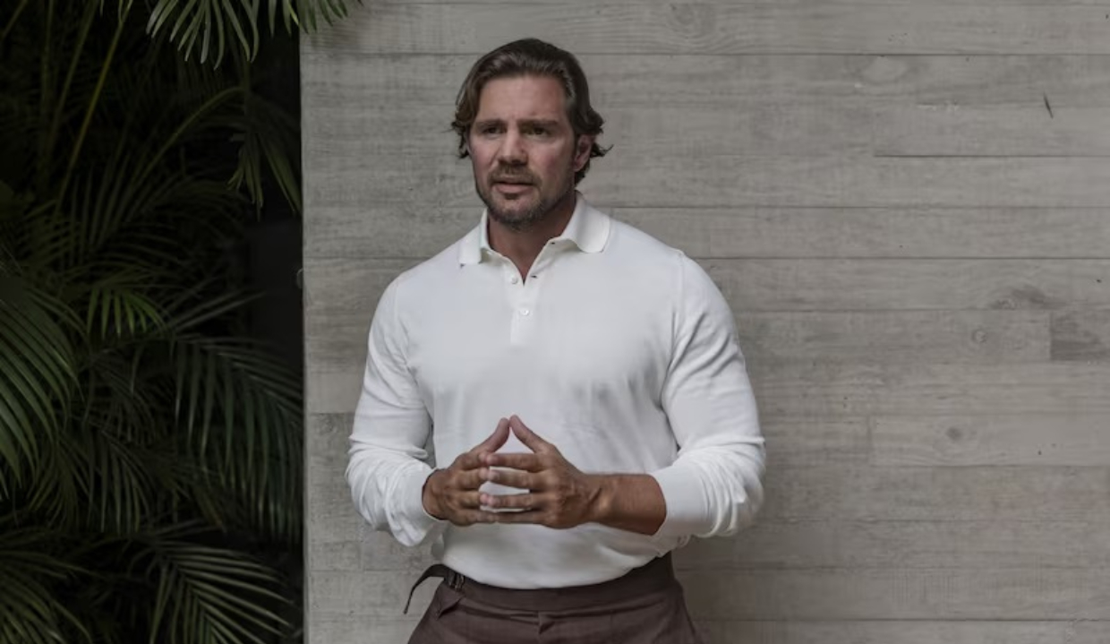 empresário Daniel Vorcaro em pé, falando e gesticulando