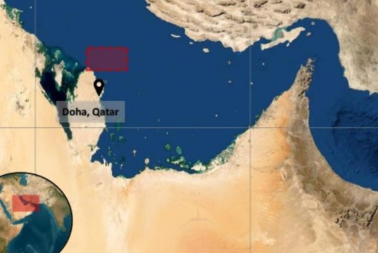 Sinalização do local onde petroleiro foi atingido