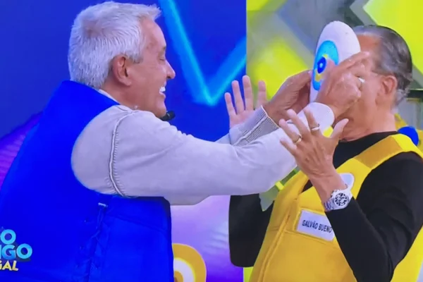 VÍDEO - Galvão Bueno estreia no SBT com torta na cara