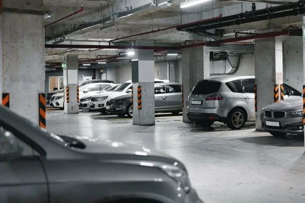 Carros maiores que vagas criam guerra entre vizinhos em condomínios