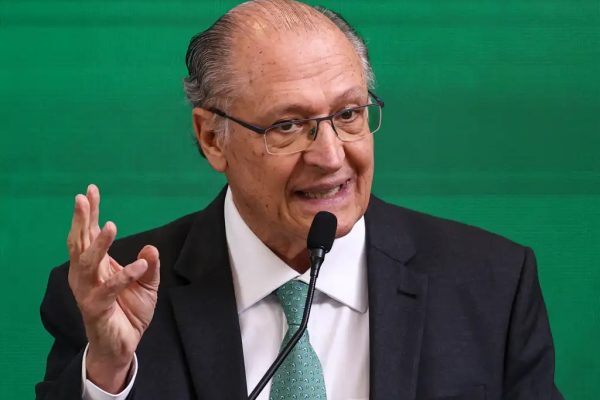 De olho nas urnas, Alckmin anuncia quando sairá do Ministério do Desenvolvimento