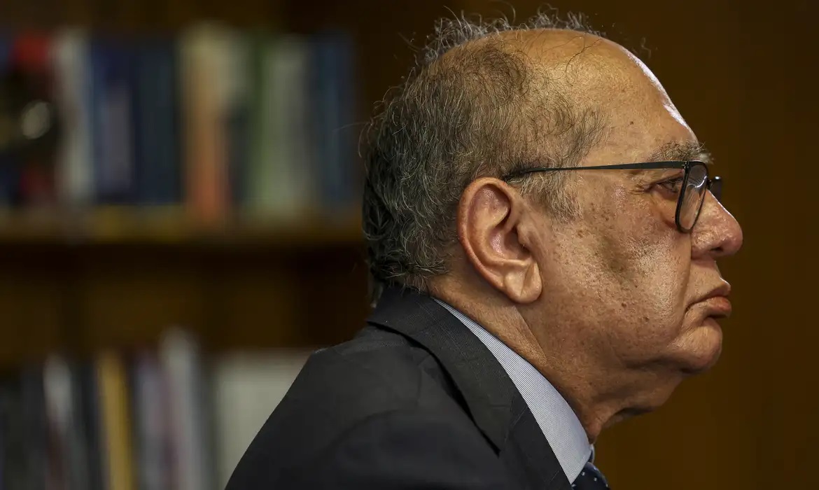 ministro Gilmar Mendes, do STF (Supremo Tribunal Federal), de perfil, em close, sério