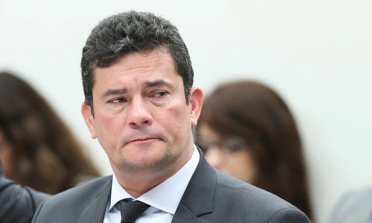 senador Sergio Moro (União-PR) sério, olhando para o lado