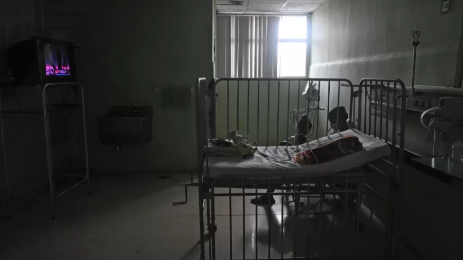 O hospital pediátrico William Soler, em Havana, no escuro