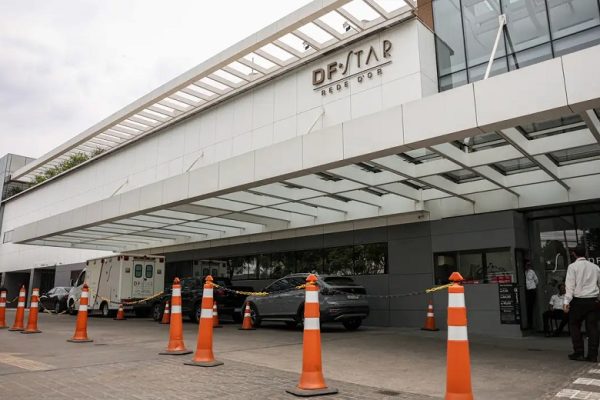 Bolsonaristas hostilizam jornalistas na porta de hospital e caso vai parar na polícia