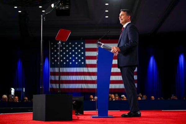 Em evento da extrema-direita, Flávio Bolsonaro pede pressão dos EUA sobre eleições brasileiras