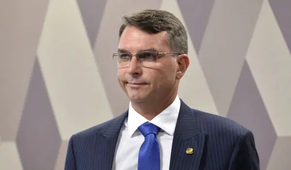 Denúncia contra Flávio Bolsonaro muda de destino no STF; entenda