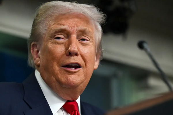 Trump exige enquadrar PCC e CV como terroristas e pressiona Brasil a receber presos dos EUA