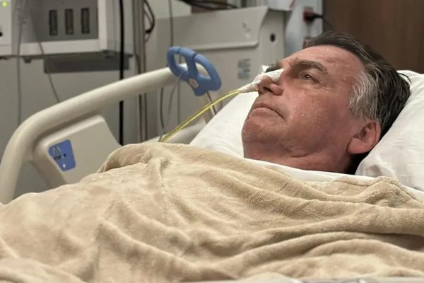 Bolsonaro tem broncopneumonia e está na UTI, diz boletim médico
