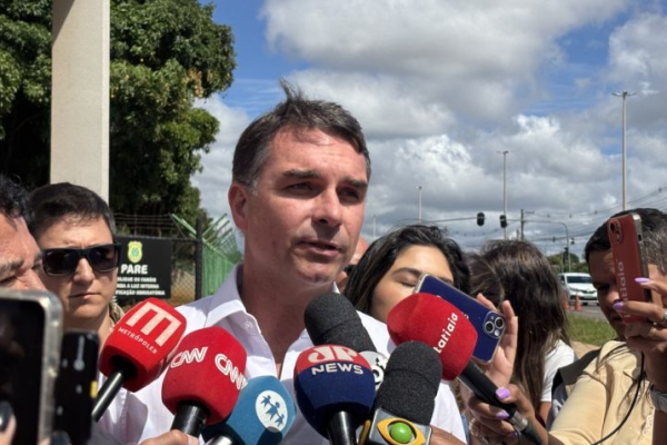 VÍDEO – Flávio propõe jejum de 6 horas pela saúde de Bolsonaro e vira piada: “Ramadã invertido”
