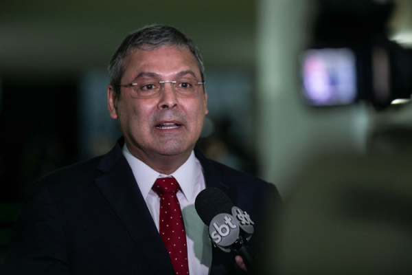 Lindbergh detona Estadão por equiparar Lula a Flávio: "Feito por IA"