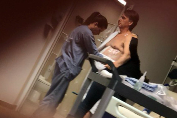 Carluxo desrespeita STF e publica foto de Bolsonaro durante internação