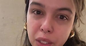 A humorista brasileira Fernanda Arantes falando para a câmera com cara de choro