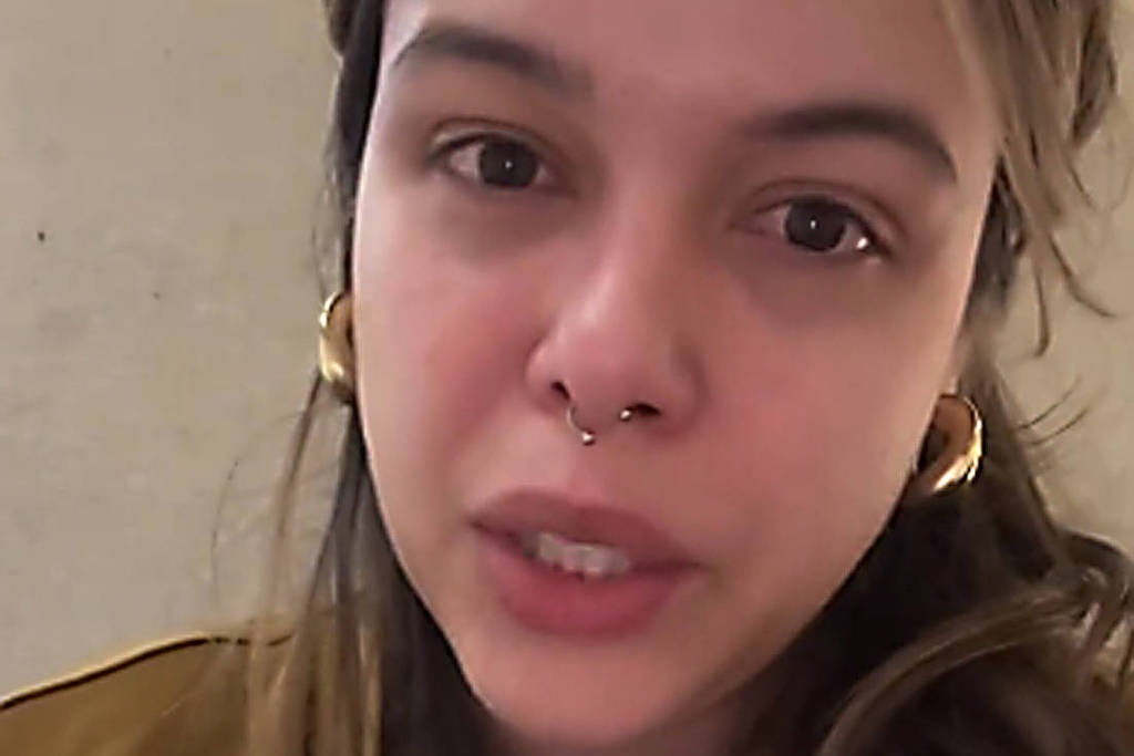 A humorista brasileira Fernanda Arantes falando para a câmera com cara de choro