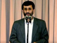 O ex-presidente do Irã Mahmoud Ahmadinejad falando em microfone, em pé