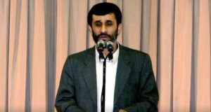 O ex-presidente do Irã Mahmoud Ahmadinejad falando em microfone, em pé
