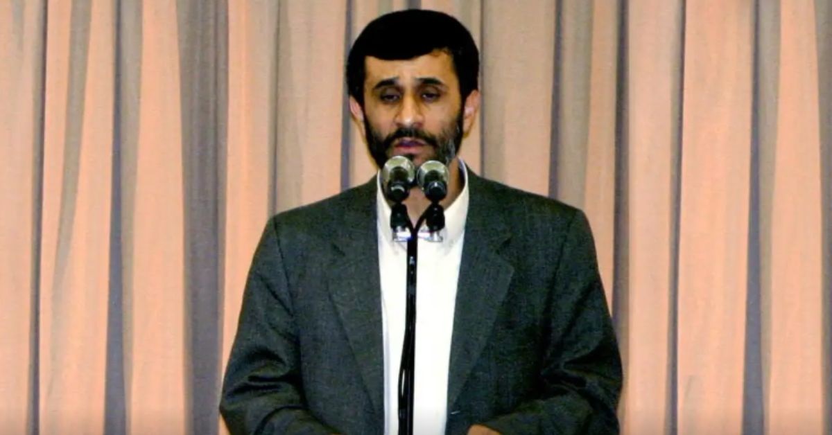 O ex-presidente do Irã Mahmoud Ahmadinejad falando em microfone, em pé