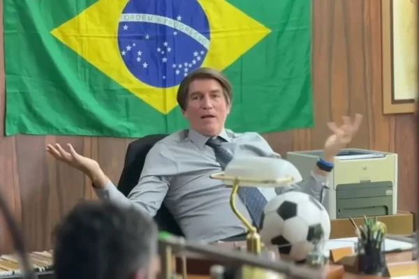 Dino manda deputados explicarem emendas para filme de Bolsonaro