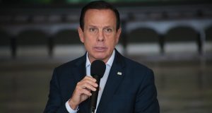 O ex-governador de São Paulo João Doria sério, falando em microfone