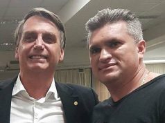 Jair Bolsonaro sorrindo ao lado do ex-deputado federal Julian Lemos