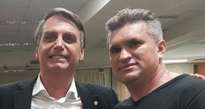 Jair Bolsonaro sorrindo ao lado do ex-deputado federal Julian Lemos