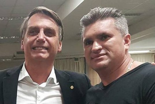 Jair Bolsonaro sorrindo ao lado do ex-deputado federal Julian Lemos
