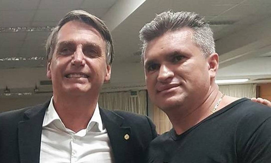 Jair Bolsonaro sorrindo ao lado do ex-deputado federal Julian Lemos