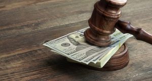 Martelo de juiz com notas de dolar