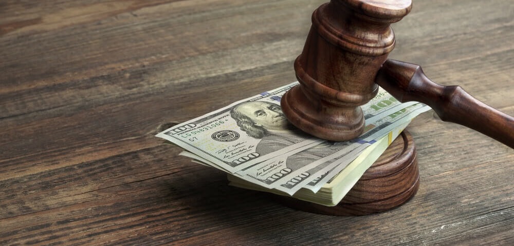 Martelo de juiz com notas de dolar