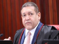 ministro Kassio Nunes Marques sério, olhando para o lado