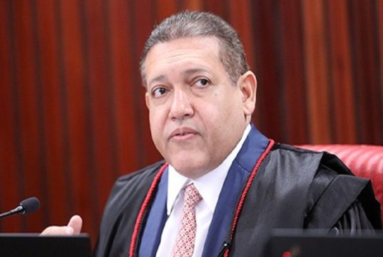 ministro Kassio Nunes Marques sério, olhando para o lado