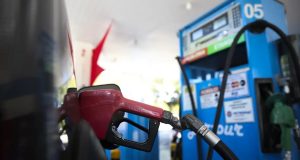 Carro sendo abastecido