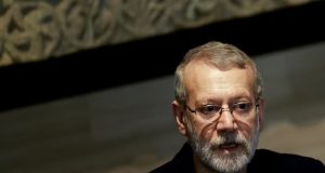 Ali Larijani, chefe do Conselho Supremo de Segurança do Irã, sério, em canto direito de foto, de óculos