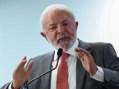 O presidente Luiz Inácio Lula da Silva (PT) falando em microfone, sério, gesticulando