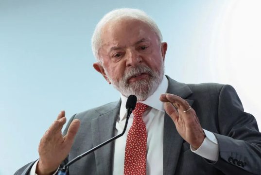 O presidente Luiz Inácio Lula da Silva (PT) falando em microfone, sério, gesticulando