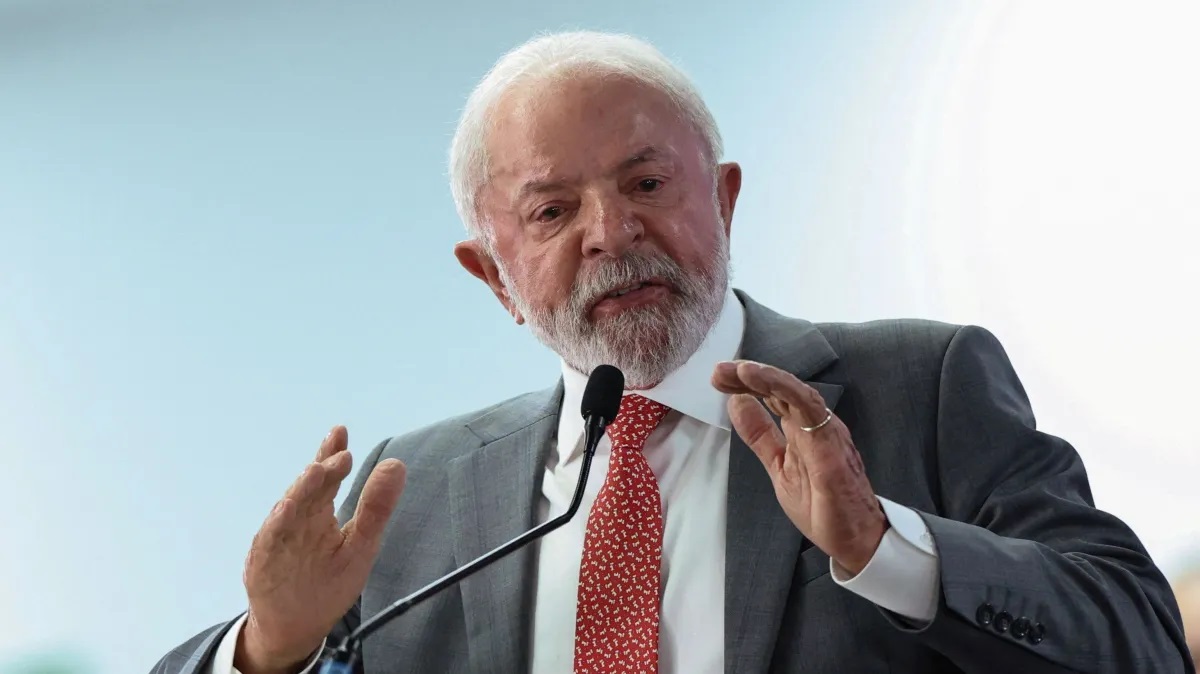 O presidente Luiz Inácio Lula da Silva (PT) falando em microfone, sério, gesticulando
