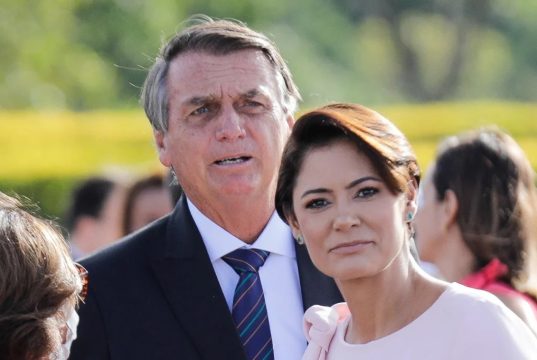 Michelle e Jair Bolsonaro com expressões confusas