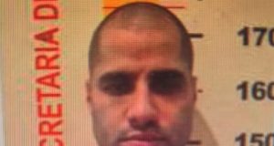 Luiz Phillipi Machado de Moraes Mourão olhando sério para a câmera