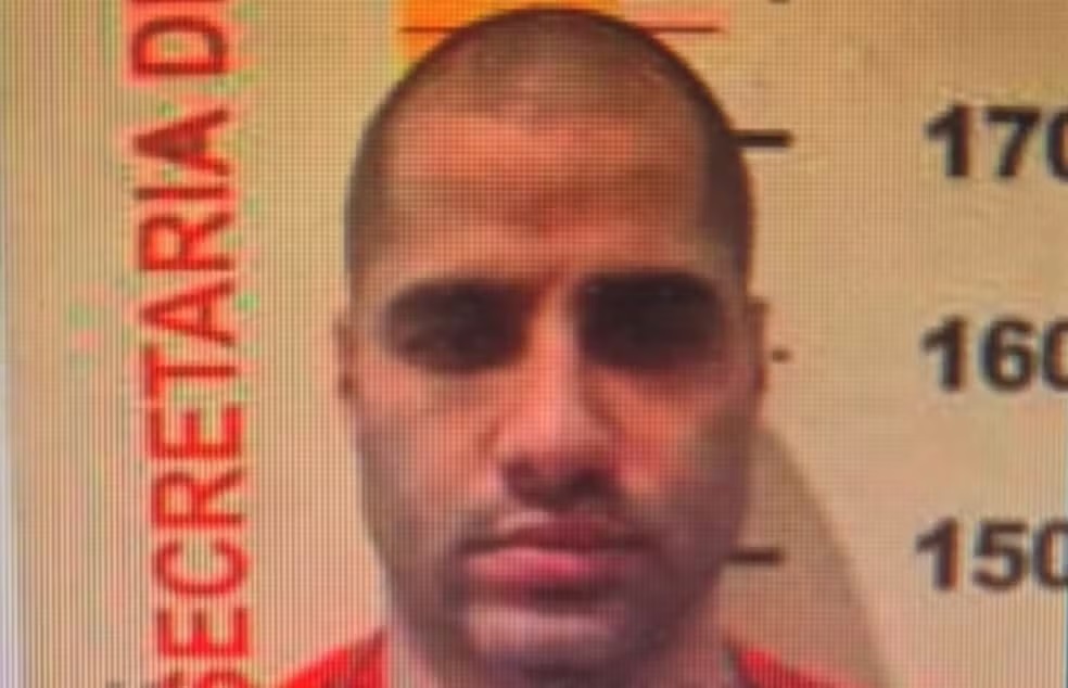 Luiz Phillipi Machado de Moraes Mourão olhando sério para a câmera