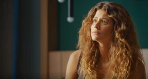 Isadora Cruz em cena de Coração Acelerado, assustada, de perfil