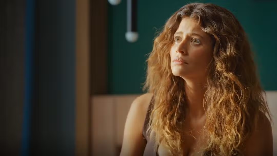 Isadora Cruz em cena de Coração Acelerado, assustada, de perfil