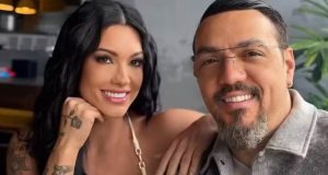 Rayane Figliuzzi e Belo sorrindo para a câmera