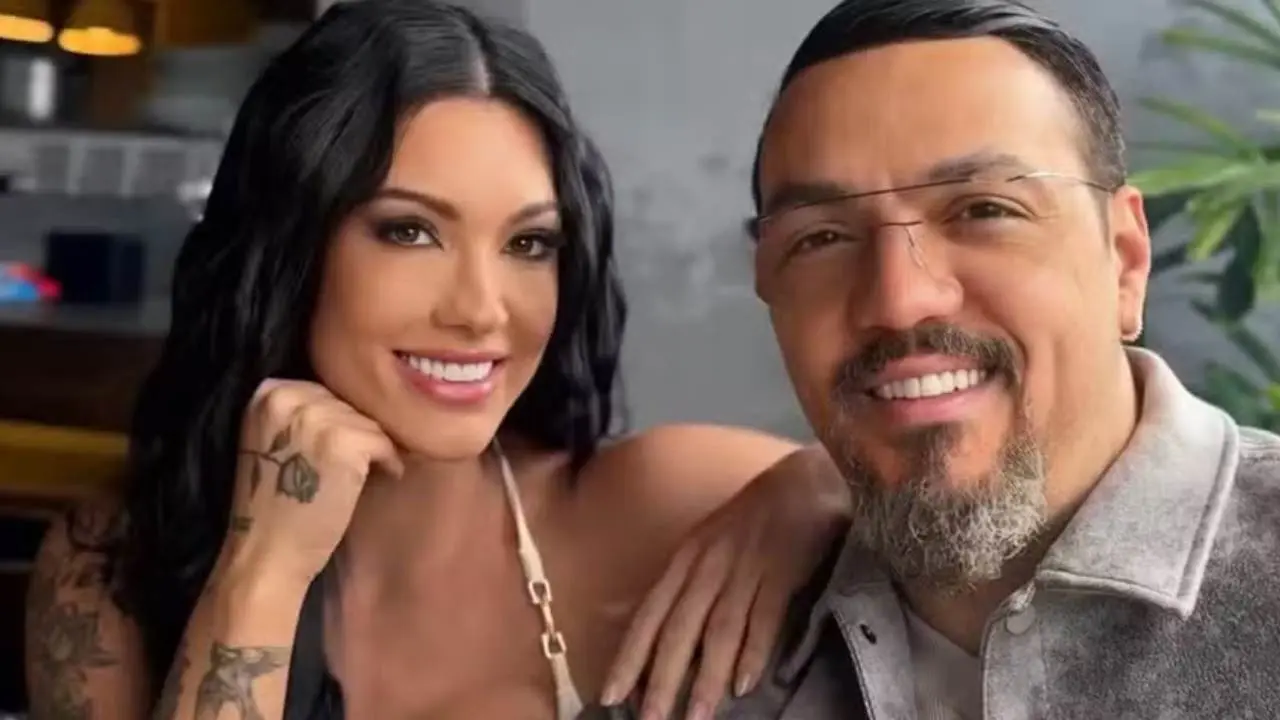 Rayane Figliuzzi e Belo sorrindo para a câmera