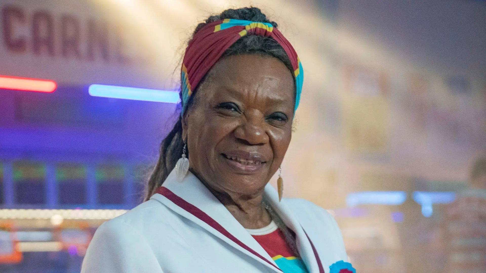 Neusa Borges sorrindo e olhando para a câmera