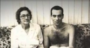 Ney Matogrosso com a mãe, Beita Pereira, em foto antiga, em foto em preto e branco