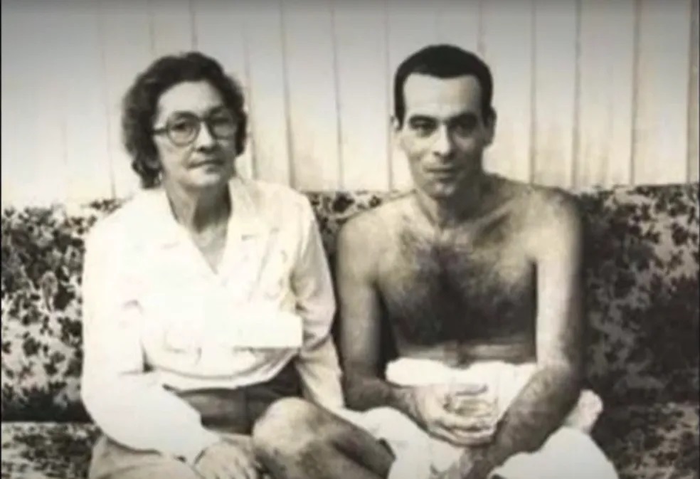 Ney Matogrosso com a mãe, Beita Pereira, em foto antiga, em foto em preto e branco