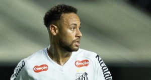 Neymar olhando para o lado com expressão de espanto